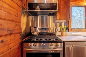 Køleskab, mikrobølgeovn, ovn, kogeplade