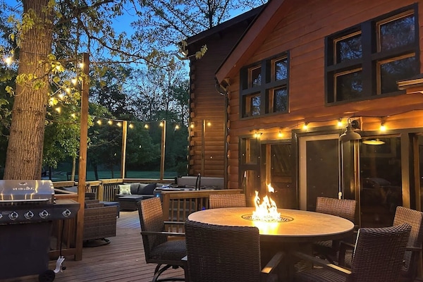 Unwind in the evening under the glow of the cafe lights while being mesmerized by the flames on the fire table.