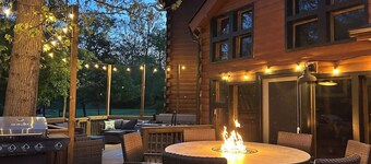 Relaxing Stay: Private Pickleball Court, 2 Kitchens, 2 Hot Tubs, Ample Seating