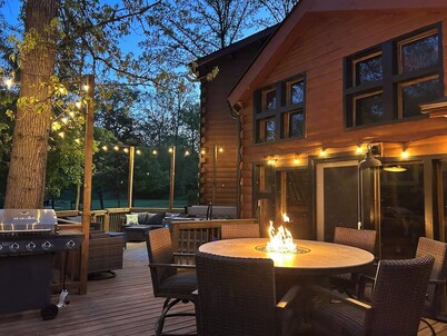 Relaxing Stay: Private Pickleball Court, 2 Kitchens, 2 Hot Tubs, Ample Seating