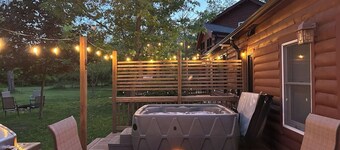 Wooded 2 Home Getaway, Private Pickleball Court, 2 Hot Tubs, Fire Pit, Games