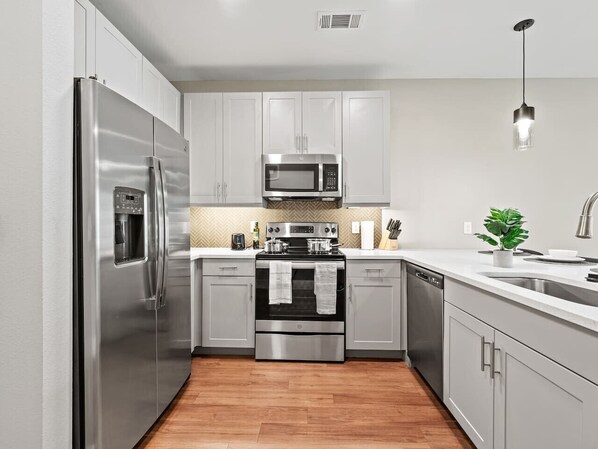 Réfrigérateur, micro-ondes, four, plaque de cuisson