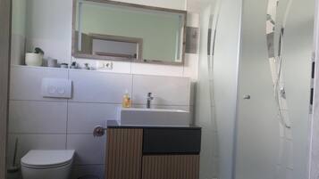 Dusche, HandtĂŒcher, Seife, Toilettenpapier