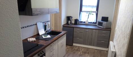 Réfrigérateur, micro-ondes, four, plaque de cuisson