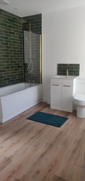 Haartrockner, Handtücher, Seife, Toilettenpapier