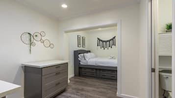 Apartment | 2 bedrooms, laptop workspace, iron/ironing board, bed sheets