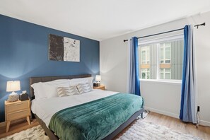 2 habitaciones, escritorio y tabla de planchar con plancha 