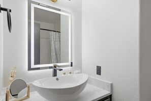 Hair dryer, bidet, towels, soap - Enchanting 2-bedroom townhome in Portland (Portland)