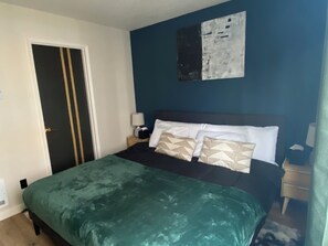 2 sovrum, skrivbord, strykjärn/strykbräda och resesäng