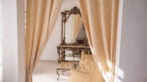 A room with a large ornate mirror, a patterned armchair, and a small table. - VILLA VENERA - Amazing Holiday House (Solarino)