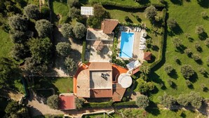 An aerial view of a property with a swimming pool, a covered patio, and a large circular structure. - VILLA VENERA - Amazing Holiday House (Solarino)