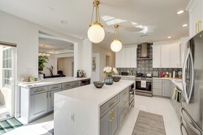 Interior - Walk to Dtwn Palm Springs! Chic Desert Oasis (Palm Springs)