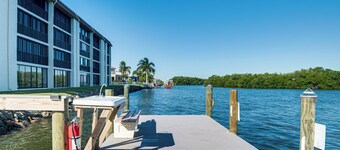 Walk to River & Ocean! 2nd-floor Cocoa Beach Condo