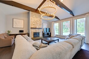 House (6 Bedrooms) | Interior - High-end Estate in Norwalk: Quiet & Spacious! (Norwalk)