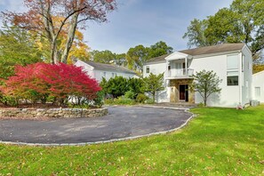 House (6 Bedrooms) | Interior - High-end Estate in Norwalk: Quiet & Spacious! (Norwalk)