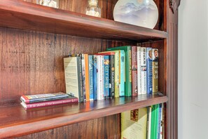 Een houten boekenplank met verschillende boeken en een decoratieve wereldbol.