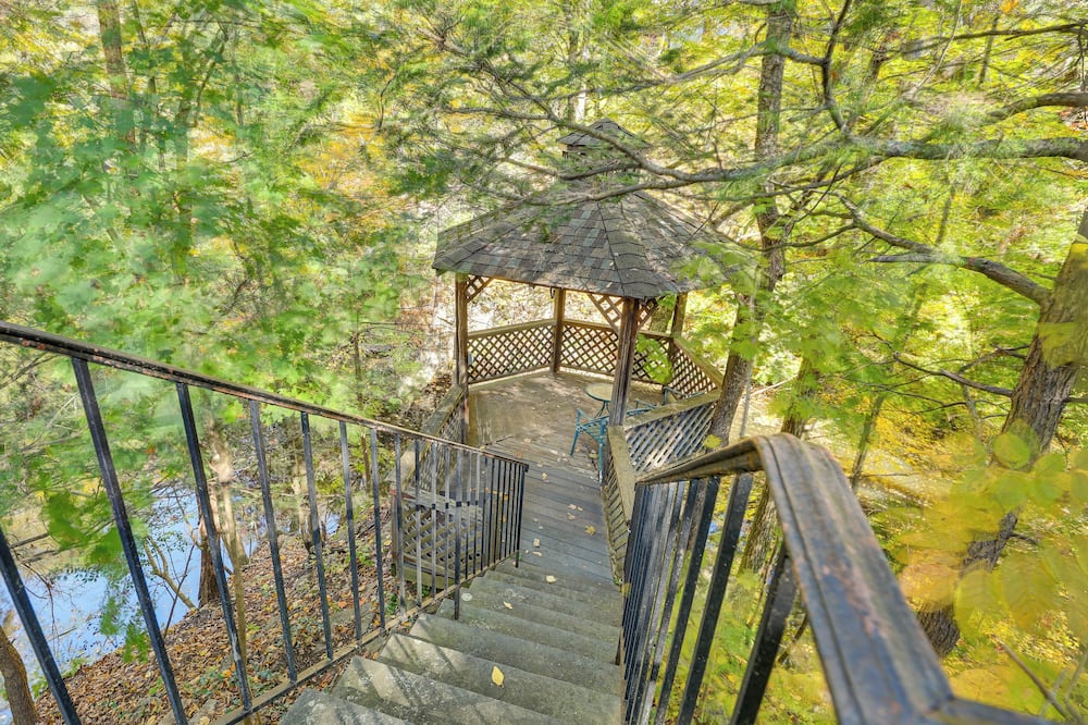 2 Mi to NYC Train: Wfh-friendly Greenwich Apt!