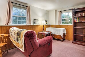 Interior - 2 Mi to NYC Train: Wfh-friendly Greenwich Apt! (Greenwich)