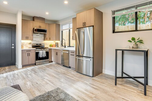 Mod PNW Hub In Seattle Suburbs! Easy Access to I-5