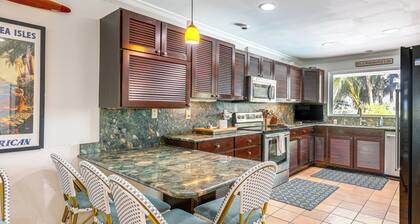 Family Fishing Trip! Jupiter Home w/ Dock, Hot Tub