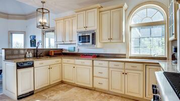 House (5 Bedrooms) | Interior