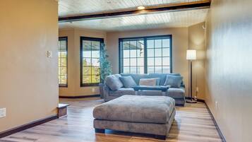 House (5 Bedrooms) | Interior