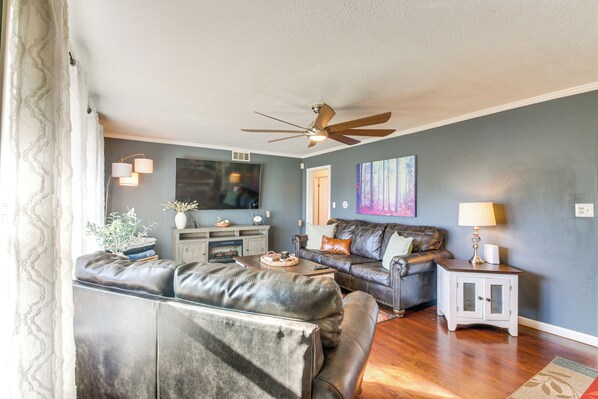 House (3 Bedrooms) | Interior - Easy OKC Access! Quiet Home w/ Yard & Workspace (Midwest City)