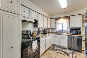 House (3 Bedrooms) | Interior - Easy OKC Access! Quiet Home w/ Yard & Workspace (Midwest City)