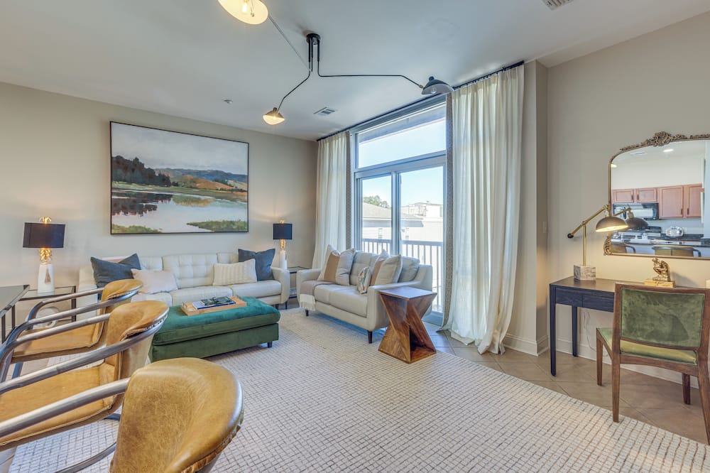 Walk to UA Campus: Apt w/ Secure Parking! - Fosters, AL