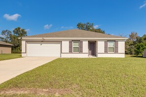 Interior - Yard Space & Games: Pet-friendly Ocala Retreat (Ocala)