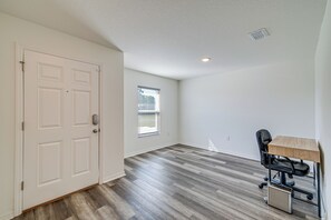 Interior - Yard Space & Games: Pet-friendly Ocala Retreat (Ocala)