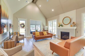 A spacious living room with a fireplace, a large mirror, and a cozy seating area. - Walk to Shops & Winery! Stylish Dtwn Ovilla Home (Red Oak)