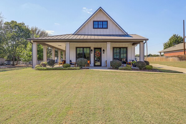 A single-story building with a gabled roof, a covered porch, and a front door. - Walk to Shops & Winery! Stylish Dtwn Ovilla Home (Red Oak)