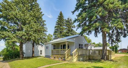 Walk to Restaurant & Bar: Home w/ Deck in Gary