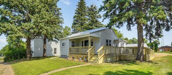 Walk to Restaurant & Bar: Home w/ Deck in Gary