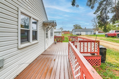 Walk to Restaurant & Bar: Home w/ Deck in Gary