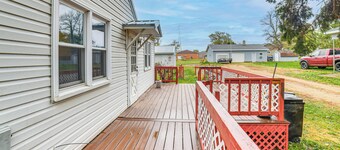Walk to Restaurant & Bar: Home w/ Deck in Gary
