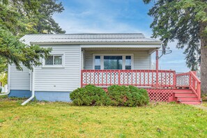 House (2 Bedrooms) | Interior - Walk to Restaurant & Bar: Home w/ Deck in Gary (Gary)