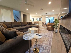 Smart TV, fireplace - Luxury condo with Private Hot Tub, steps from Old Town Scottsdale (Scottsdale)