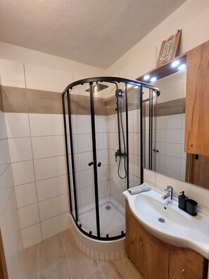 Ducha, toallas, jabón, papel higiénico