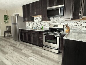 微波炉、烤箱、炉灶、纸巾