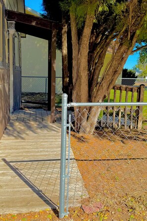 المنطقة المحيطة بالمنشأة