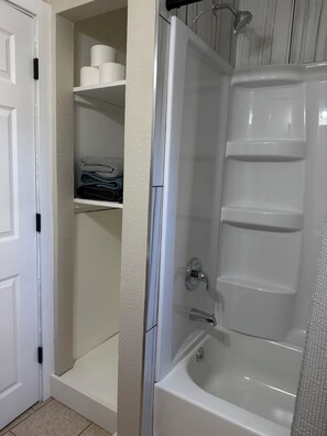 Hair dryer, towels, soap, shampoo - Cozy and charming newly remodeled 1-bedroom home. (Lamar)