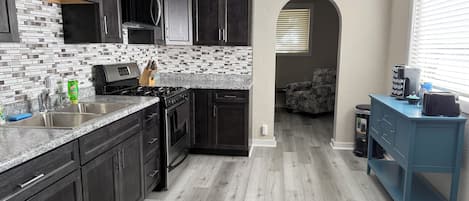 微波炉、烤箱、炉灶、纸巾