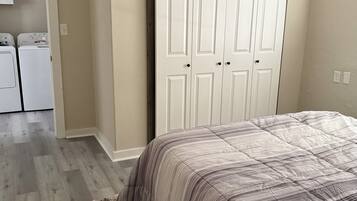 1 غرفة نوم ومكواة/لوح كي وواي فاي مجانًا وملاءات أسرّة