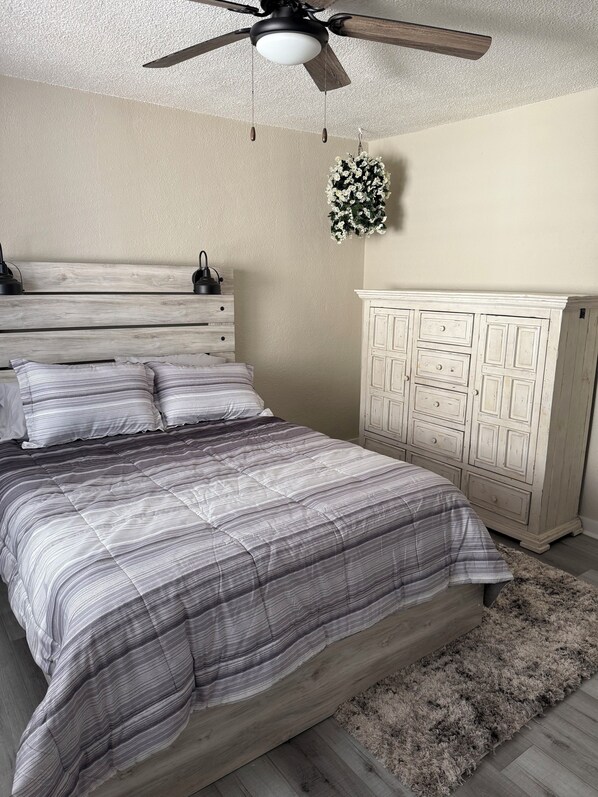 Iron/ironing board, free WiFi, bed sheets, wheelchair access - Cozy and charming newly remodeled 1-bedroom home. (Lamar)