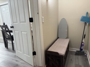 Interior - Cozy and charming newly remodeled 1-bedroom home. (Lamar)