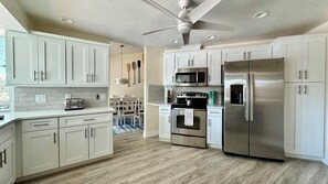 Fridge, microwave, stovetop, dishwasher