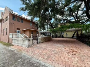 Exterior - Spacious 4-bedroom 2-bathroom house by Downtown Tampa with AC and Parking (Tampa)