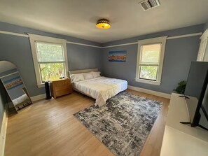 4 bedrooms, iron/ironing board, free WiFi, bed sheets